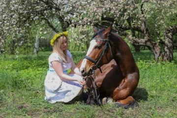 Постановочная фотосессия с лошадью в саду